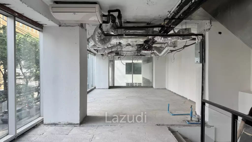Prime Duplex Retail Space in Si Lom Bangkok with High Footfall