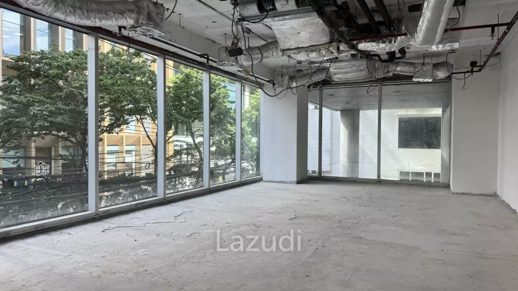 Prime Duplex Retail Space in Si Lom Bangkok with High Footfall