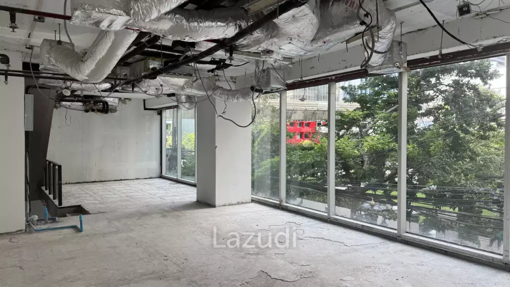 Prime Duplex Retail Space in Si Lom Bangkok with High Footfall