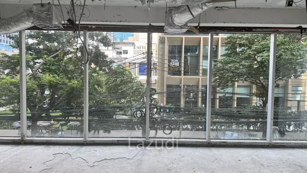 Prime Duplex Retail Space in Si Lom Bangkok with High Footfall