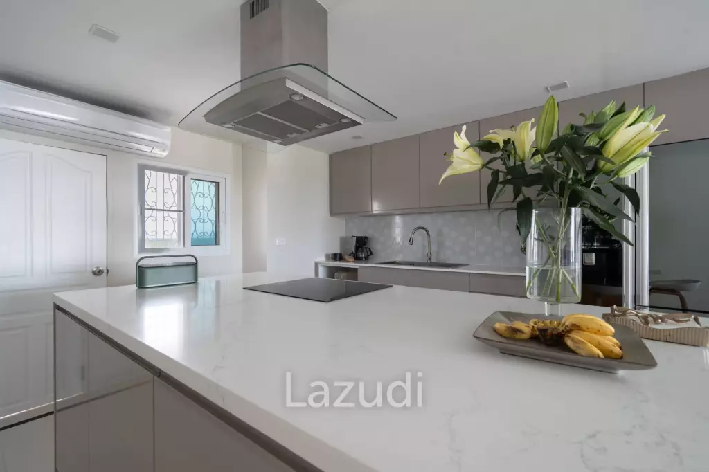 4 Beds 4 Baths 361 SQ.M. Somphong Condotel