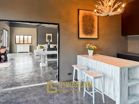 Terrain de 2 400 m² / ameublement moderne / jardin paysager extravagant