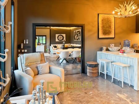 Terrain de 2 400 m² / ameublement moderne / jardin paysager extravagant