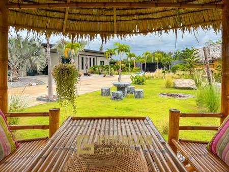 Terrain de 2 400 m² / ameublement moderne / jardin paysager extravagant