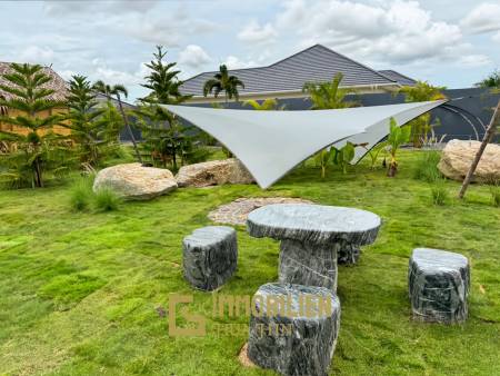 Terrain de 2 400 m² / ameublement moderne / jardin paysager extravagant