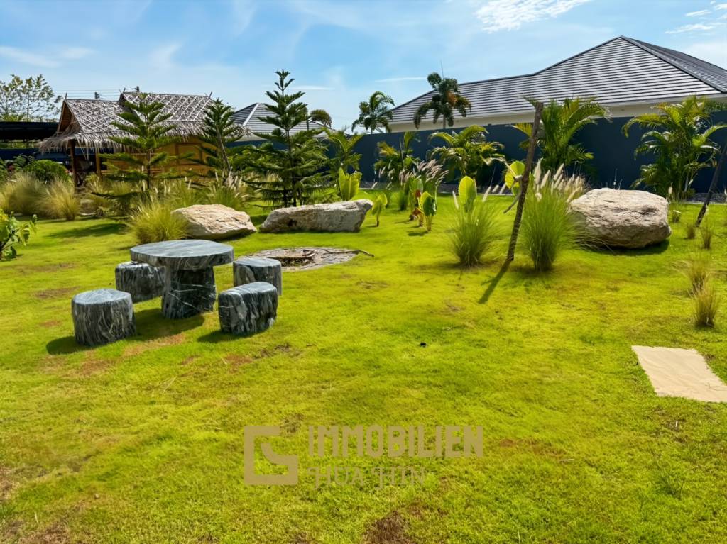 Terrain de 2 400 m² / ameublement moderne / jardin paysager extravagant