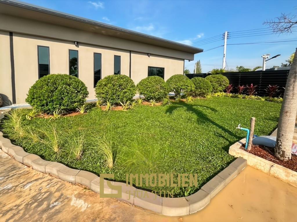 Terrain de 2 400 m² / ameublement moderne / jardin paysager extravagant