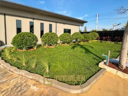 Terrain de 2 400 m² / ameublement moderne / jardin paysager extravagant