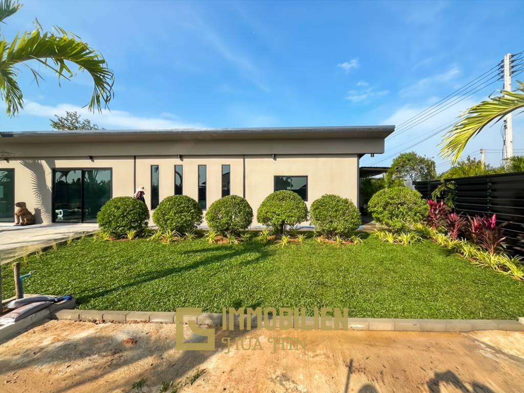 Terrain de 2 400 m² / ameublement moderne / jardin paysager extravagant