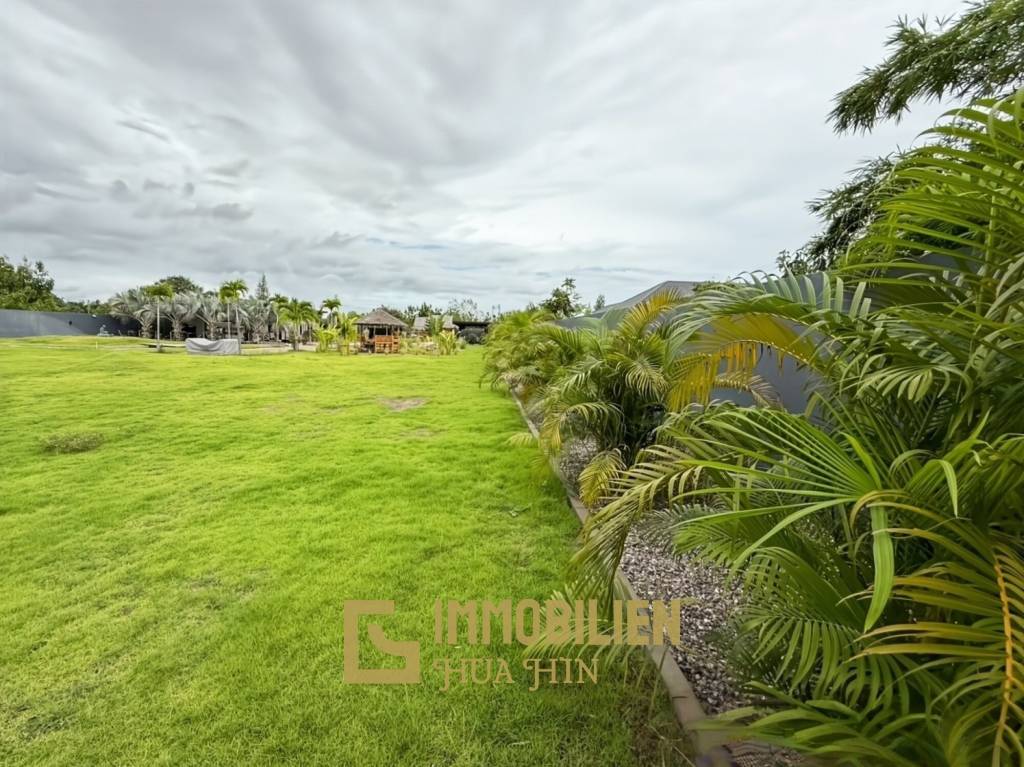 Terrain de 2 400 m² / ameublement moderne / jardin paysager extravagant
