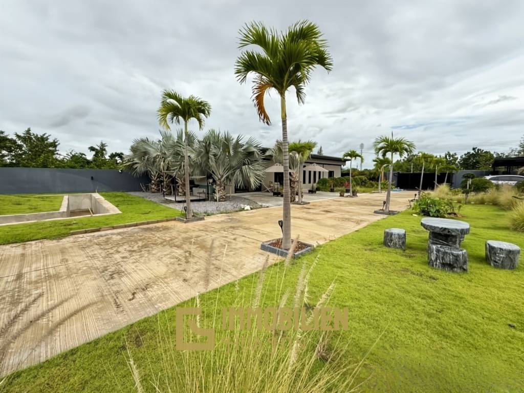 Terrain de 2 400 m² / ameublement moderne / jardin paysager extravagant