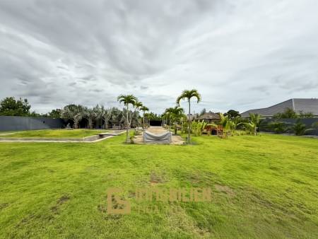 Terrain de 2 400 m² / ameublement moderne / jardin paysager extravagant