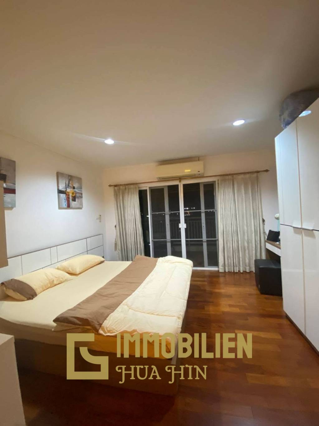 Geräumige möblierte Eigentumswohnung im Baan Klang Hua Hin