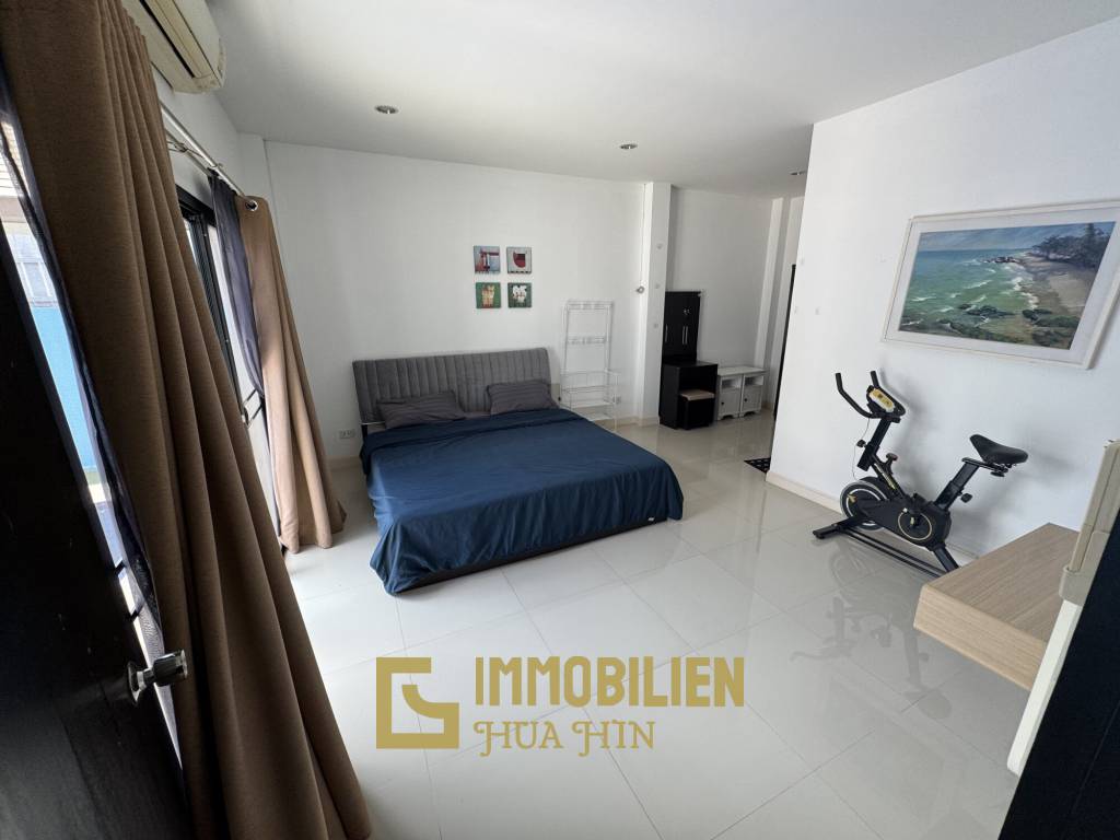 Pool Villa mit 3 Schlafzimmern und 3 Badezimmern auf 150 qm in Soi Hua Hin 102