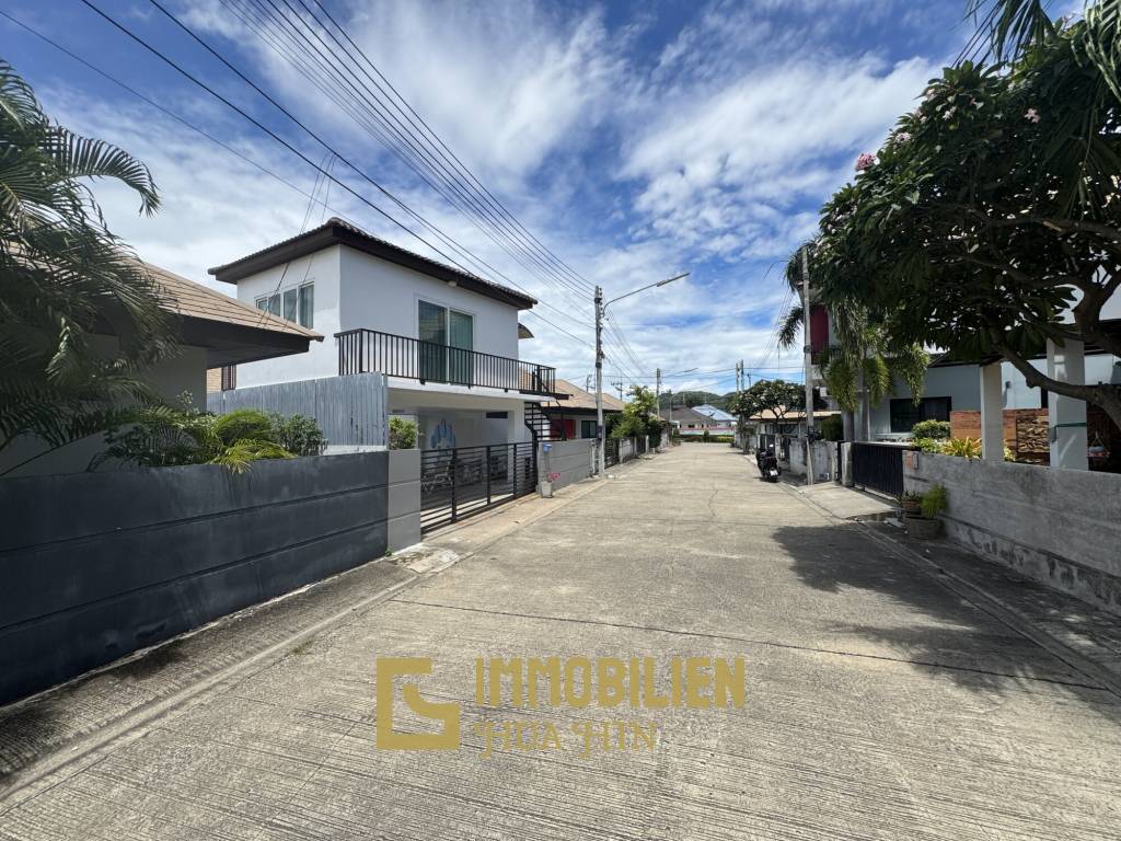 Pool Villa mit 3 Schlafzimmern und 3 Badezimmern auf 150 qm in Soi Hua Hin 102