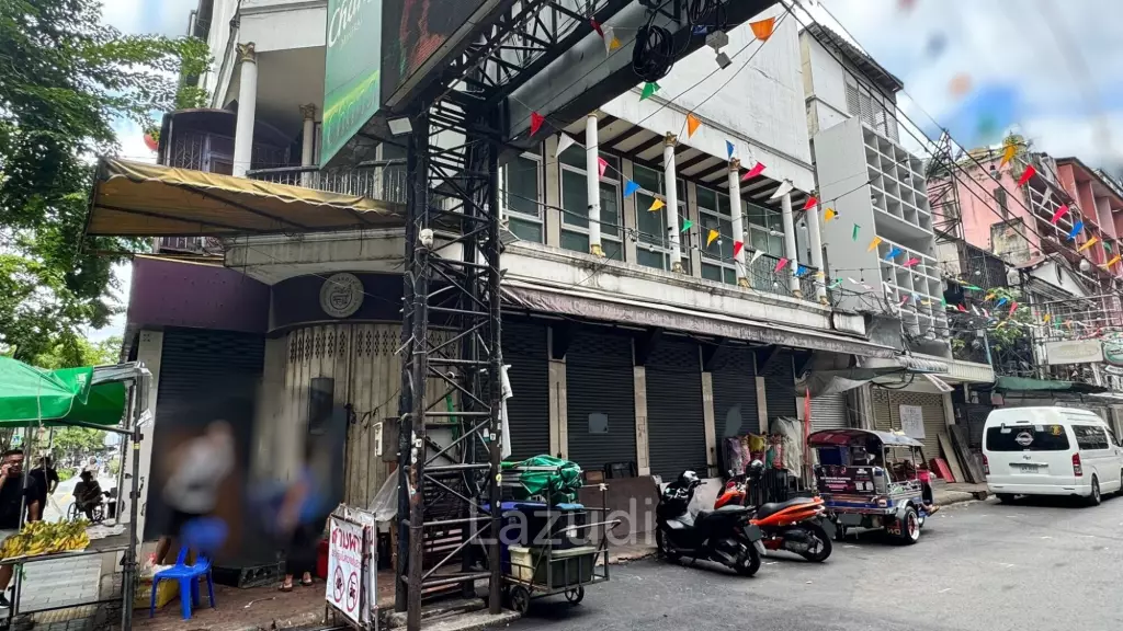 Spacious Retail Space in Prime Bang Rak Location