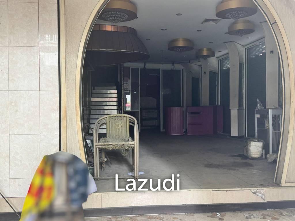 Spacious Retail Space in Prime Bang Rak Location
