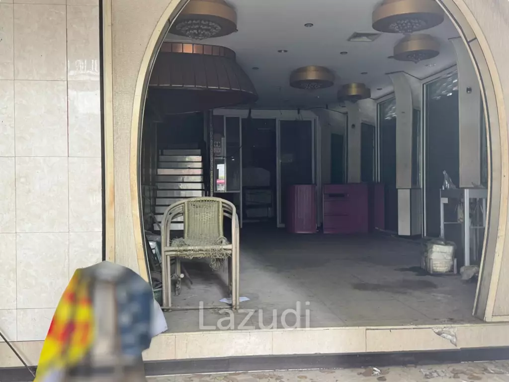 Spacious Retail Space in Prime Bang Rak Location