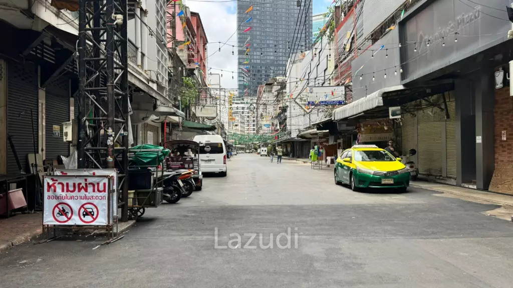 Spacious Retail Space in Prime Bang Rak Location