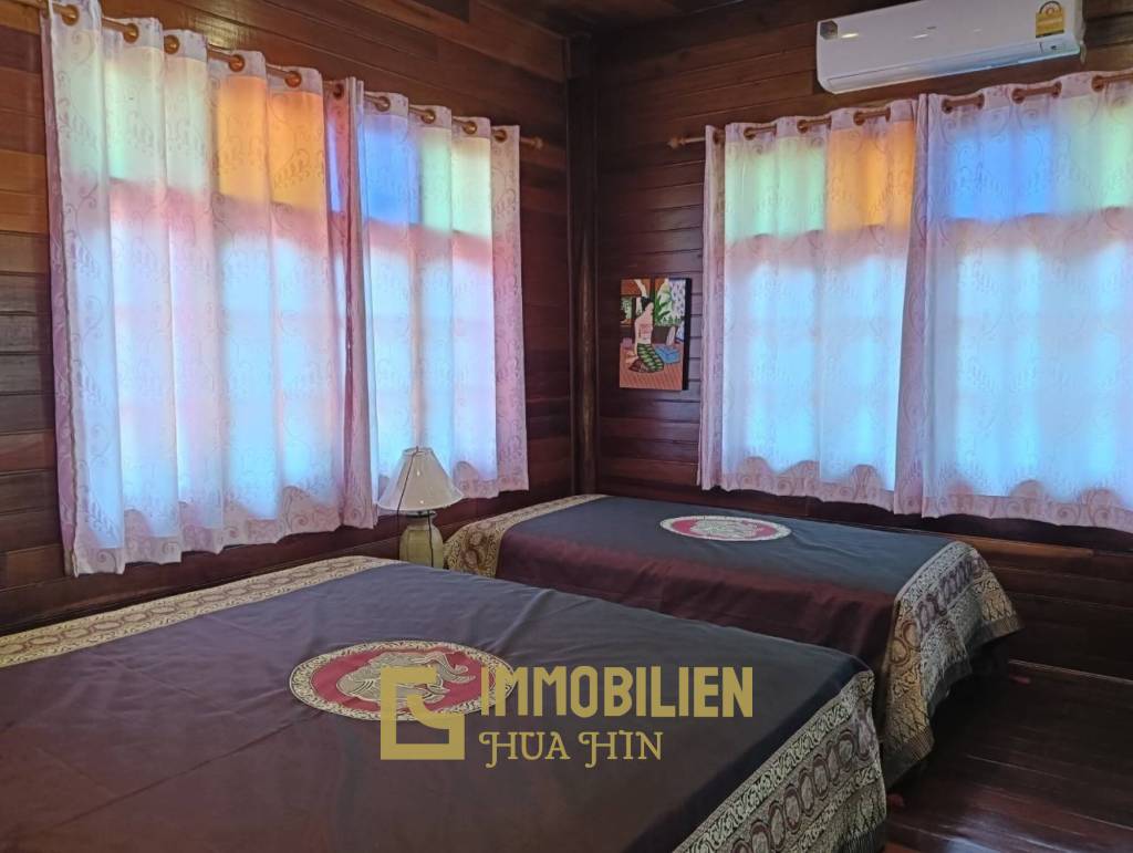 ชะอำ: รีสอร์ทสไตล์ไทย บ้านหลังใหญ่ 1 หลัง และบ้านหลังเล็ก 21 หลัง รวม 30 เตียง