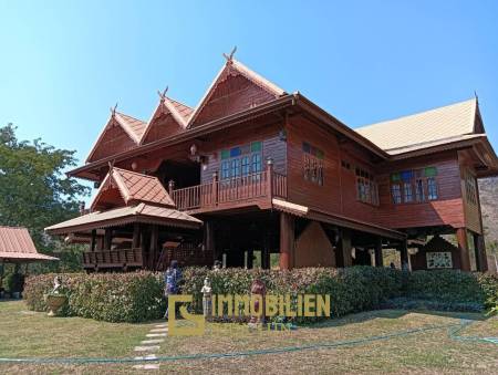 ชะอำ: รีสอร์ทสไตล์ไทย บ้านหลังใหญ่ 1 หลัง และบ้านหลังเล็ก 21 หลัง รวม 30 เตียง