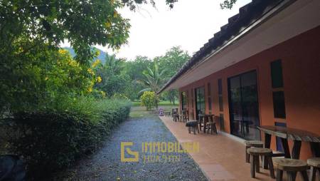 ชะอำ: รีสอร์ทสไตล์ไทย บ้านหลังใหญ่ 1 หลัง และบ้านหลังเล็ก 21 หลัง รวม 30 เตียง