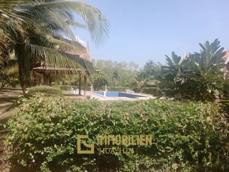 ชะอำ: รีสอร์ทสไตล์ไทย บ้านหลังใหญ่ 1 หลัง และบ้านหลังเล็ก 21 หลัง รวม 30 เตียง