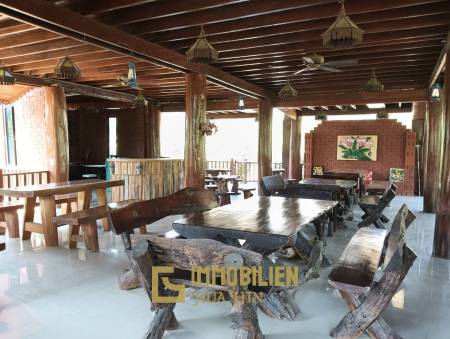 ชะอำ: รีสอร์ทสไตล์ไทย บ้านหลังใหญ่ 1 หลัง และบ้านหลังเล็ก 21 หลัง รวม 30 เตียง