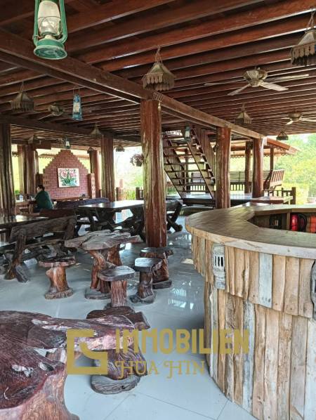 ชะอำ: รีสอร์ทสไตล์ไทย บ้านหลังใหญ่ 1 หลัง และบ้านหลังเล็ก 21 หลัง รวม 30 เตียง