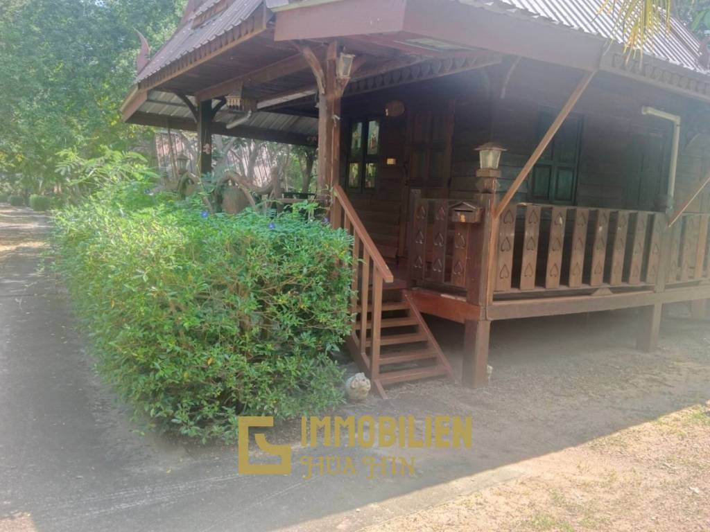 ชะอำ: รีสอร์ทสไตล์ไทย บ้านหลังใหญ่ 1 หลัง และบ้านหลังเล็ก 21 หลัง รวม 30 เตียง