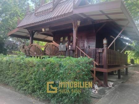 ชะอำ: รีสอร์ทสไตล์ไทย บ้านหลังใหญ่ 1 หลัง และบ้านหลังเล็ก 21 หลัง รวม 30 เตียง