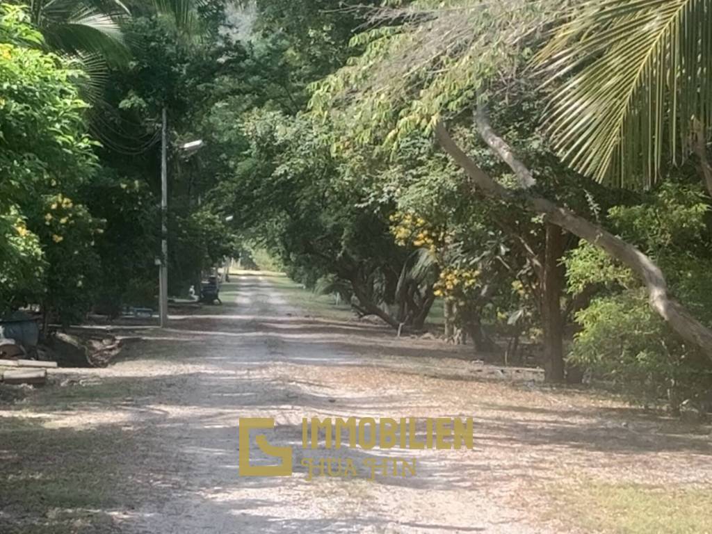 ชะอำ: รีสอร์ทสไตล์ไทย บ้านหลังใหญ่ 1 หลัง และบ้านหลังเล็ก 21 หลัง รวม 30 เตียง