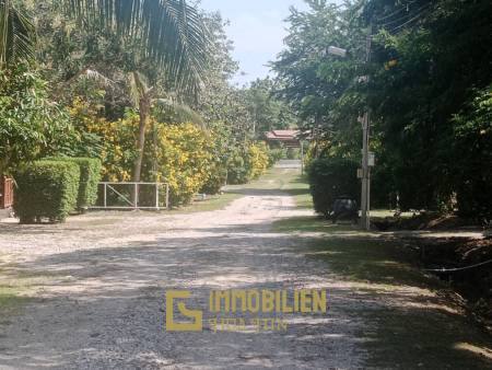 ชะอำ: รีสอร์ทสไตล์ไทย บ้านหลังใหญ่ 1 หลัง และบ้านหลังเล็ก 21 หลัง รวม 30 เตียง