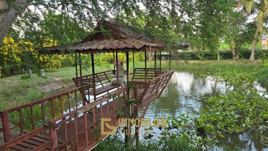 ชะอำ: รีสอร์ทสไตล์ไทย บ้านหลังใหญ่ 1 หลัง และบ้านหลังเล็ก 21 หลัง รวม 30 เตียง