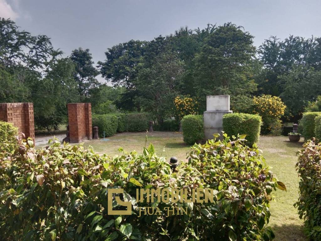 ชะอำ: รีสอร์ทสไตล์ไทย บ้านหลังใหญ่ 1 หลัง และบ้านหลังเล็ก 21 หลัง รวม 30 เตียง