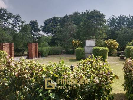 ชะอำ: รีสอร์ทสไตล์ไทย บ้านหลังใหญ่ 1 หลัง และบ้านหลังเล็ก 21 หลัง รวม 30 เตียง