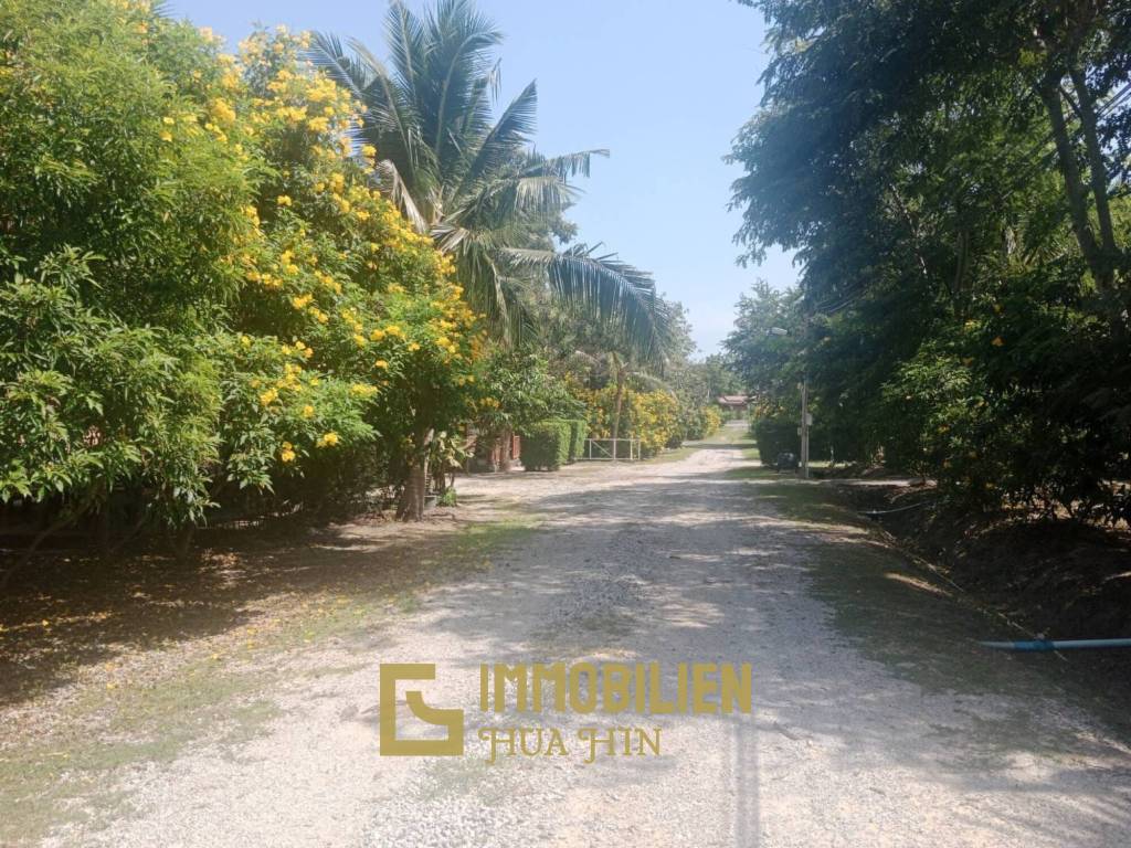 ชะอำ: รีสอร์ทสไตล์ไทย บ้านหลังใหญ่ 1 หลัง และบ้านหลังเล็ก 21 หลัง รวม 30 เตียง