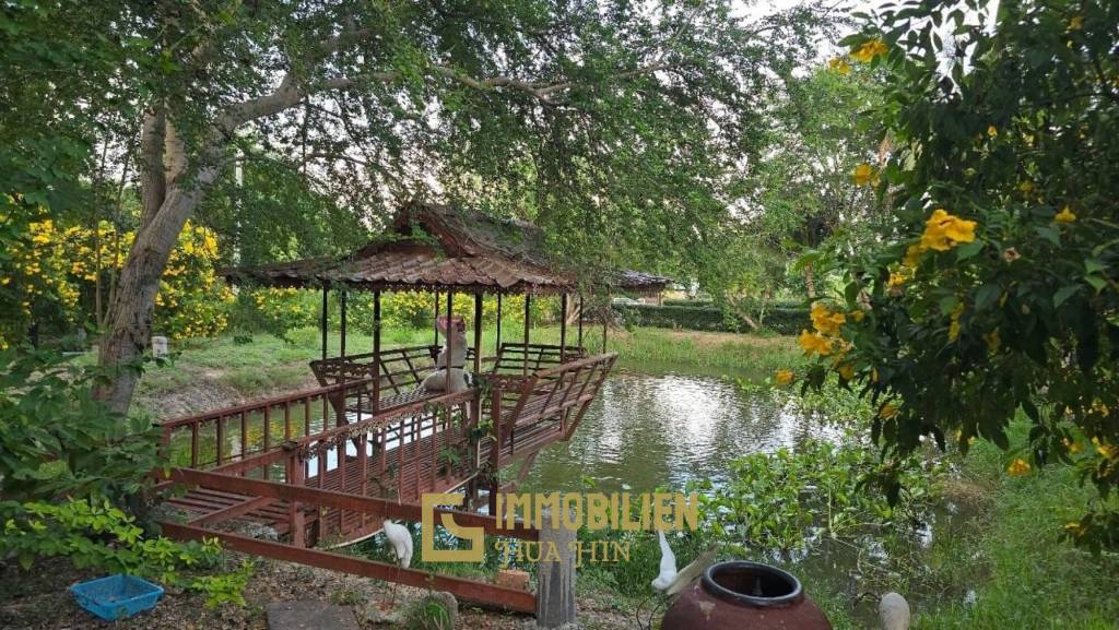 ชะอำ: รีสอร์ทสไตล์ไทย บ้านหลังใหญ่ 1 หลัง และบ้านหลังเล็ก 21 หลัง รวม 30 เตียง