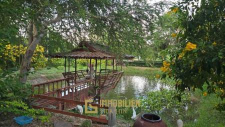 ชะอำ: รีสอร์ทสไตล์ไทย บ้านหลังใหญ่ 1 หลัง และบ้านหลังเล็ก 21 หลัง รวม 30 เตียง