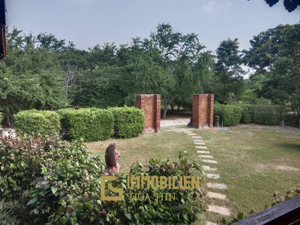 ชะอำ: รีสอร์ทสไตล์ไทย บ้านหลังใหญ่ 1 หลัง และบ้านหลังเล็ก 21 หลัง รวม 30 เตียง