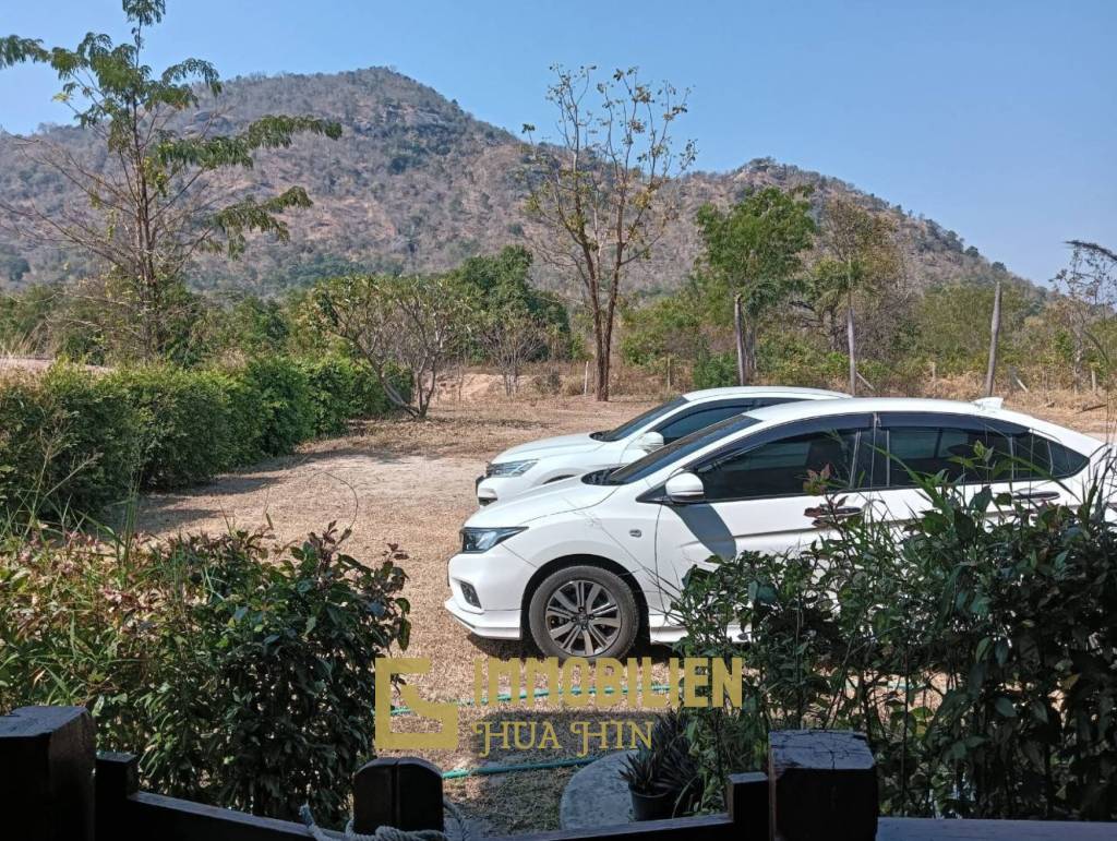 ชะอำ: รีสอร์ทสไตล์ไทย บ้านหลังใหญ่ 1 หลัง และบ้านหลังเล็ก 21 หลัง รวม 30 เตียง