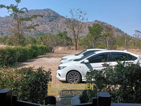 ชะอำ: รีสอร์ทสไตล์ไทย บ้านหลังใหญ่ 1 หลัง และบ้านหลังเล็ก 21 หลัง รวม 30 เตียง