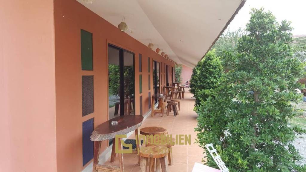 ชะอำ: รีสอร์ทสไตล์ไทย บ้านหลังใหญ่ 1 หลัง และบ้านหลังเล็ก 21 หลัง รวม 30 เตียง