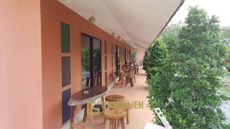 ชะอำ: รีสอร์ทสไตล์ไทย บ้านหลังใหญ่ 1 หลัง และบ้านหลังเล็ก 21 หลัง รวม 30 เตียง