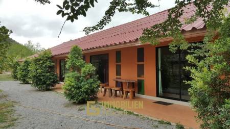 ชะอำ: รีสอร์ทสไตล์ไทย บ้านหลังใหญ่ 1 หลัง และบ้านหลังเล็ก 21 หลัง รวม 30 เตียง