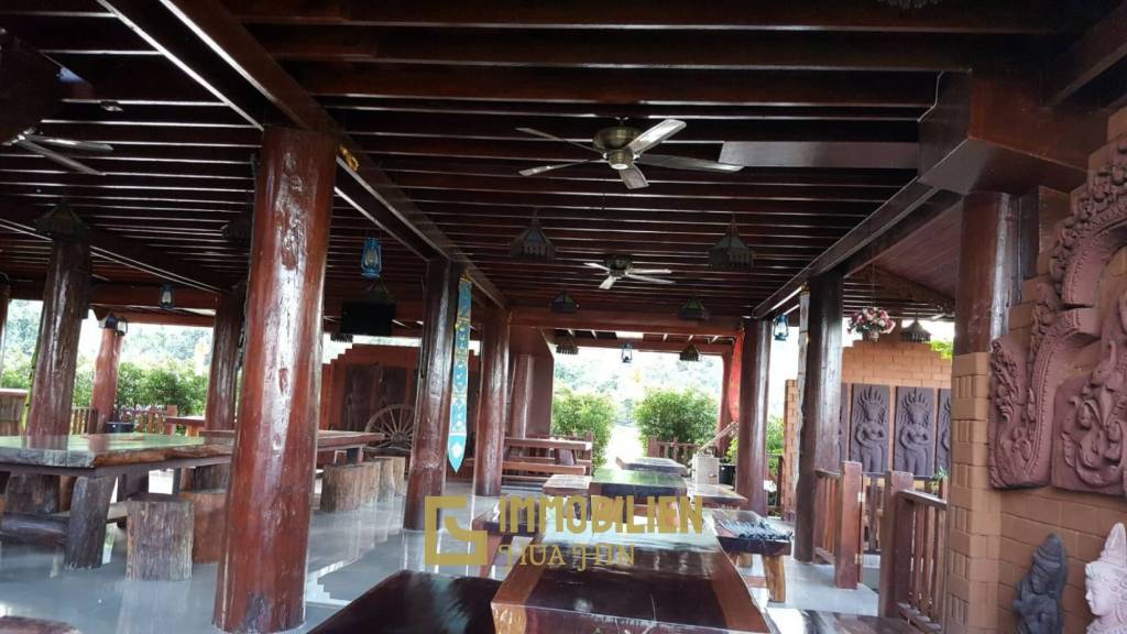 ชะอำ: รีสอร์ทสไตล์ไทย บ้านหลังใหญ่ 1 หลัง และบ้านหลังเล็ก 21 หลัง รวม 30 เตียง