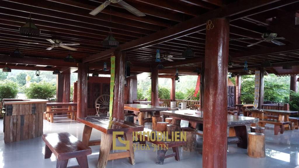 ชะอำ: รีสอร์ทสไตล์ไทย บ้านหลังใหญ่ 1 หลัง และบ้านหลังเล็ก 21 หลัง รวม 30 เตียง