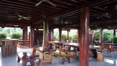 ชะอำ: รีสอร์ทสไตล์ไทย บ้านหลังใหญ่ 1 หลัง และบ้านหลังเล็ก 21 หลัง รวม 30 เตียง