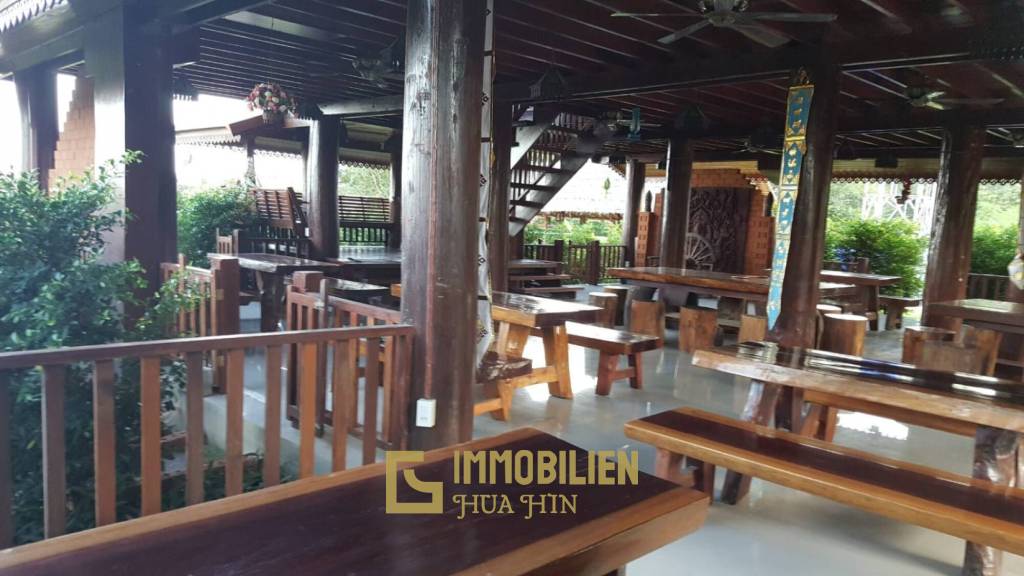 ชะอำ: รีสอร์ทสไตล์ไทย บ้านหลังใหญ่ 1 หลัง และบ้านหลังเล็ก 21 หลัง รวม 30 เตียง