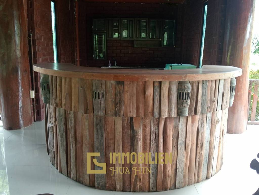 ชะอำ: รีสอร์ทสไตล์ไทย บ้านหลังใหญ่ 1 หลัง และบ้านหลังเล็ก 21 หลัง รวม 30 เตียง